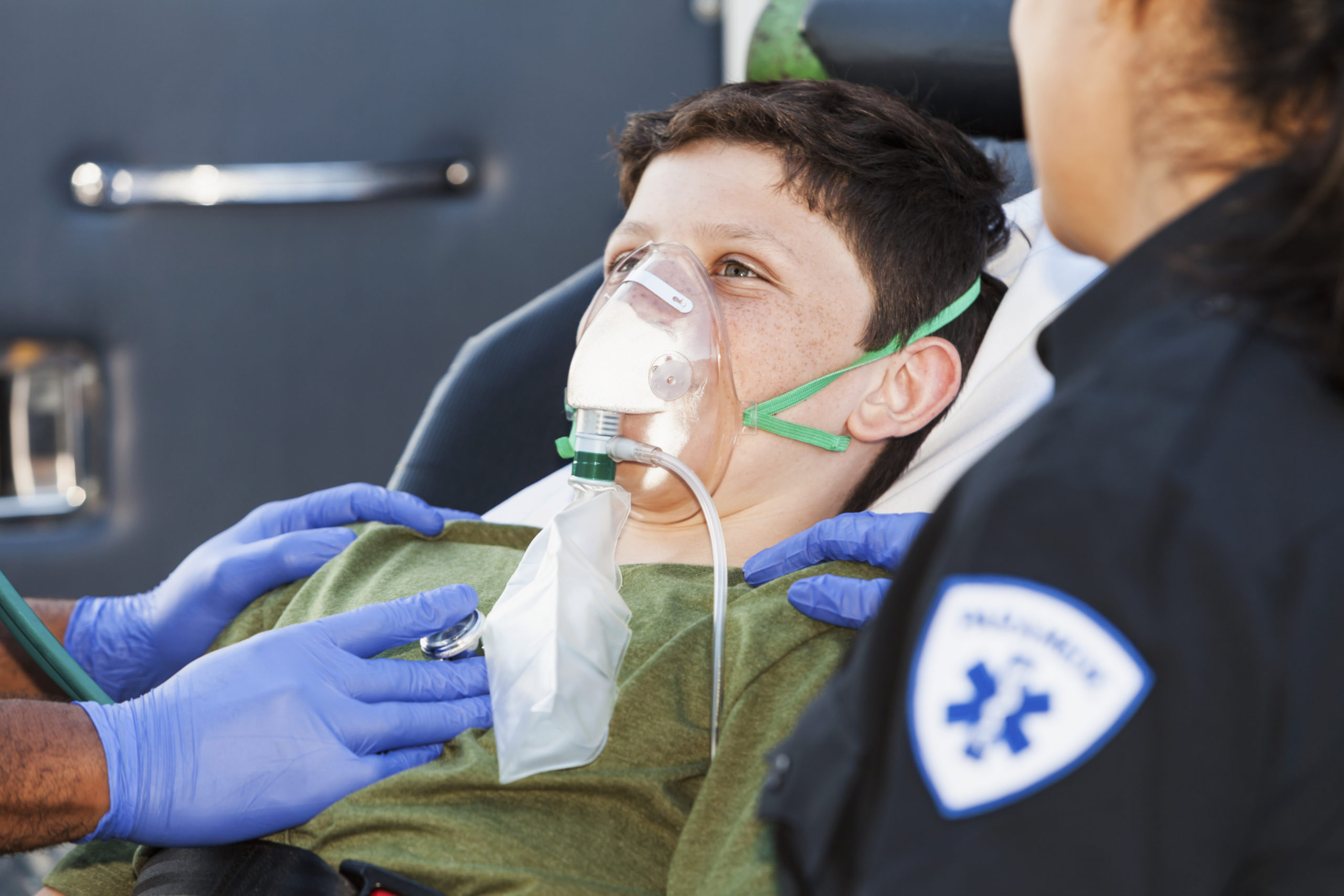Paramedics helping child 紧急医疗反应