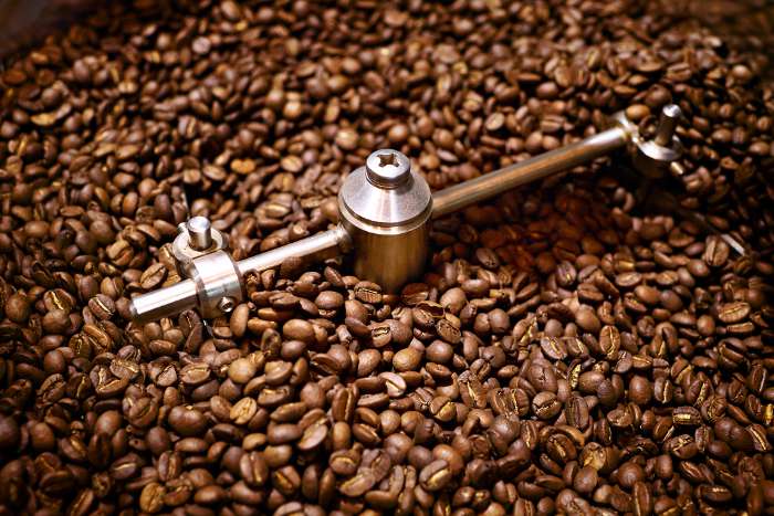 Freshly roasted coffee beans closeup 咖啡生产商 /包装工
